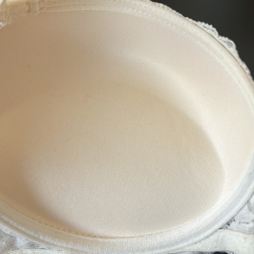 Bras - Picture 8 of 9